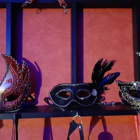Love Room Le Rouge Et Noir Barr Εξωτερικό φωτογραφία
