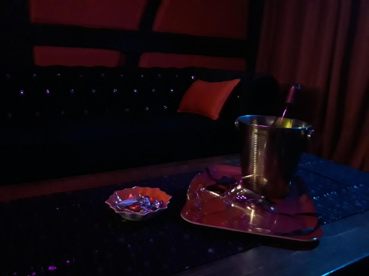 Love Room Le Rouge Et Noir Barr Εξωτερικό φωτογραφία