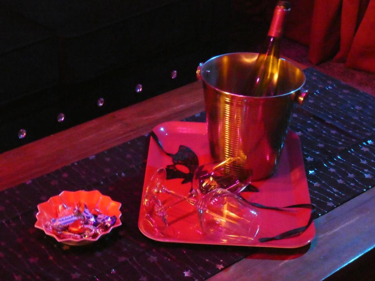 Love Room Le Rouge Et Noir Barr Εξωτερικό φωτογραφία