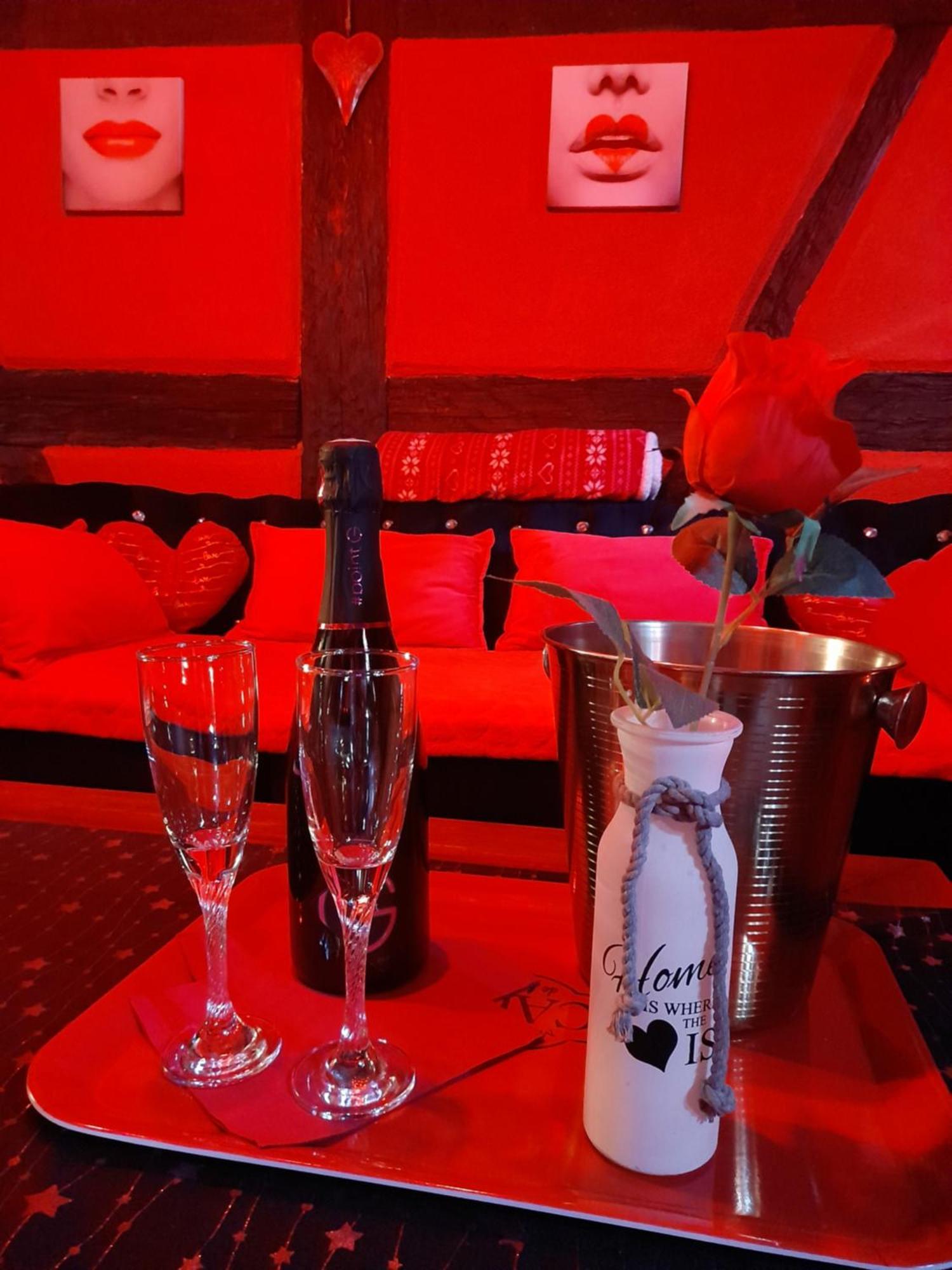 Love Room Le Rouge Et Noir Barr Εξωτερικό φωτογραφία